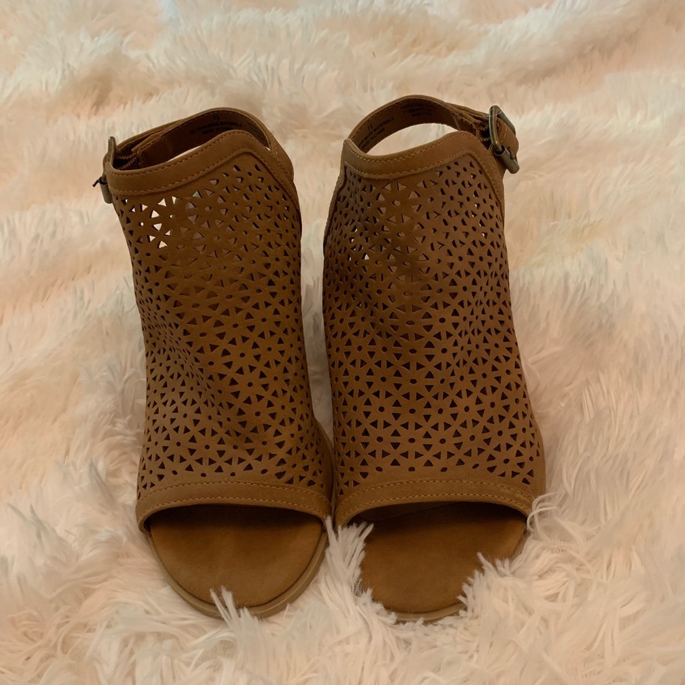Universal Threads wedges